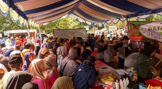 Sejumlah warga ramai menyerbu pasar murah di Mini Expo yang digelar Dinas Koperasi UKM Perindustrian dan Perdagangan (DKUPP) Tabalong di Halaman Pendopo Bersinar, Senin (07/08/2023). (Kalimantanlive.com/ A Hidayat)
