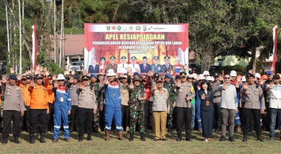 Bupati Tabalong, Anang Syakhfiani memimpin apel siaga bencana kebakaran hutan dan lahan (Karhutla) 2023 di Lapangan Pertamina EP Tanjung, Rabu (09/08/2023). (Kalimantanlive.com/ A Hidayat)