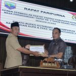 DPRD Kabupaten Kotabaru kembali menggelar rapat paripurna masa persidangan I rapat kedua tentang penyampaian kebijakan umum perubahan anggaran (KUPA) dan prioritas plafon anggaran sementara (PPAS) tahun anggaran 2023, Sabtu (05/08/23) malam. \(Kalimantanlive.com/Siti Rahmah)
