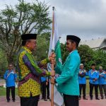 Penyerahan bendera menandai secara resmi mahasiswa KKN STIT Tabalong dilepas (Kalimantanlive.com/ A Hidayat)