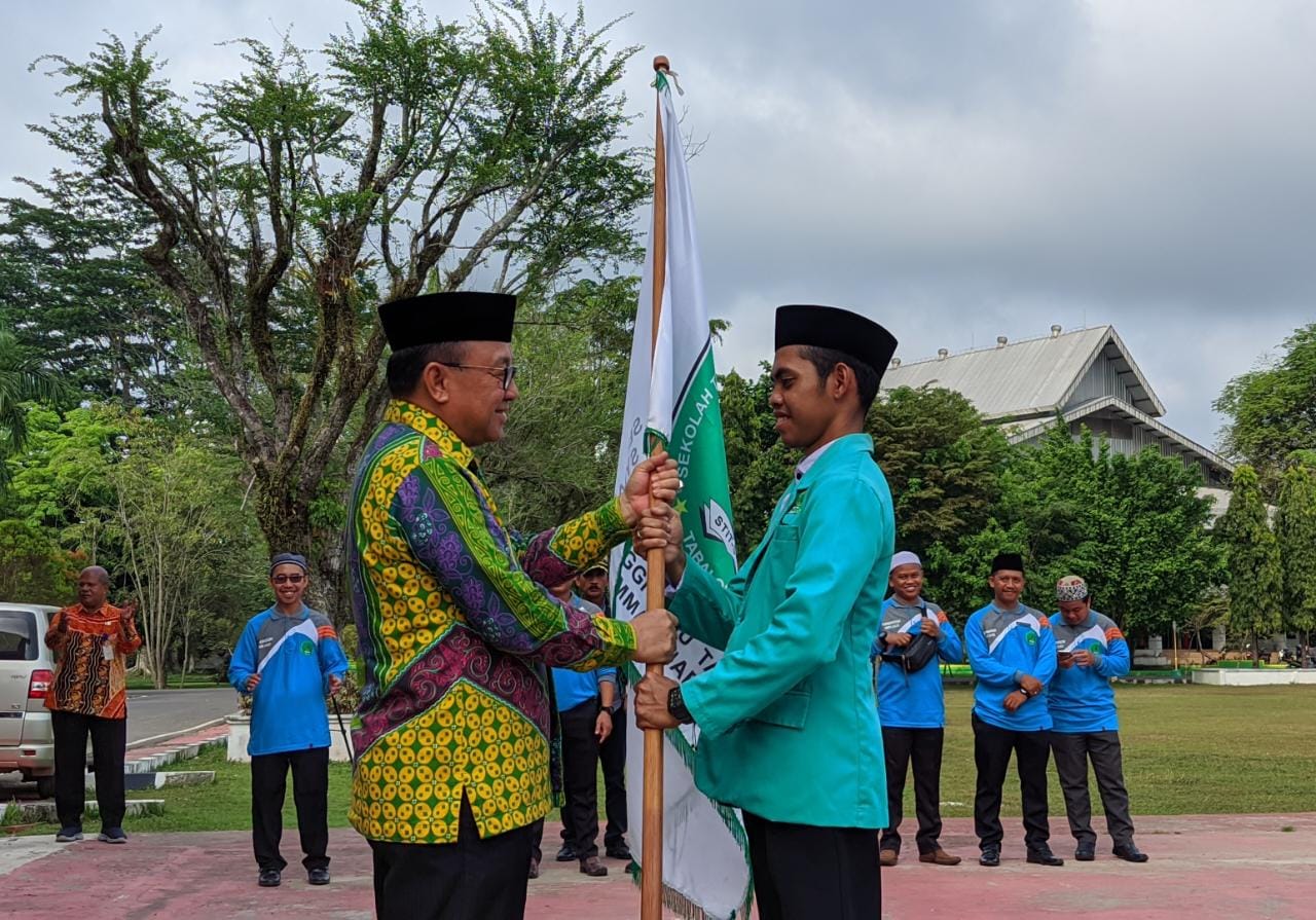 Penyerahan bendera menandai secara resmi mahasiswa KKN STIT Tabalong dilepas (Kalimantanlive.com/ A Hidayat)