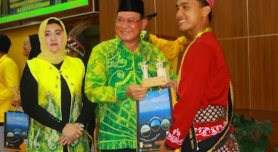 Pemkab Kotabaru melepas Peserta Pertukaran Pemuda Antar Provinsi dan mahasiswa peserta kuliah kerja nyata (KKN) Fakultas Perikanan dan Kelautan Universitas Lambung Mangkurat (ULM) Banjarmasin di kediaman Bupati Kotabaru Senin (31/07/23) malam. (Kalimantanlive.com/Diskominfo).