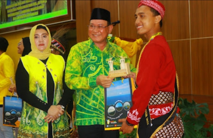 Pemkab Kotabaru melepas Peserta Pertukaran Pemuda Antar Provinsi dan mahasiswa peserta kuliah kerja nyata (KKN) Fakultas Perikanan dan Kelautan Universitas Lambung Mangkurat (ULM) Banjarmasin di kediaman Bupati Kotabaru Senin (31/07/23) malam. (Kalimantanlive.com/Diskominfo).