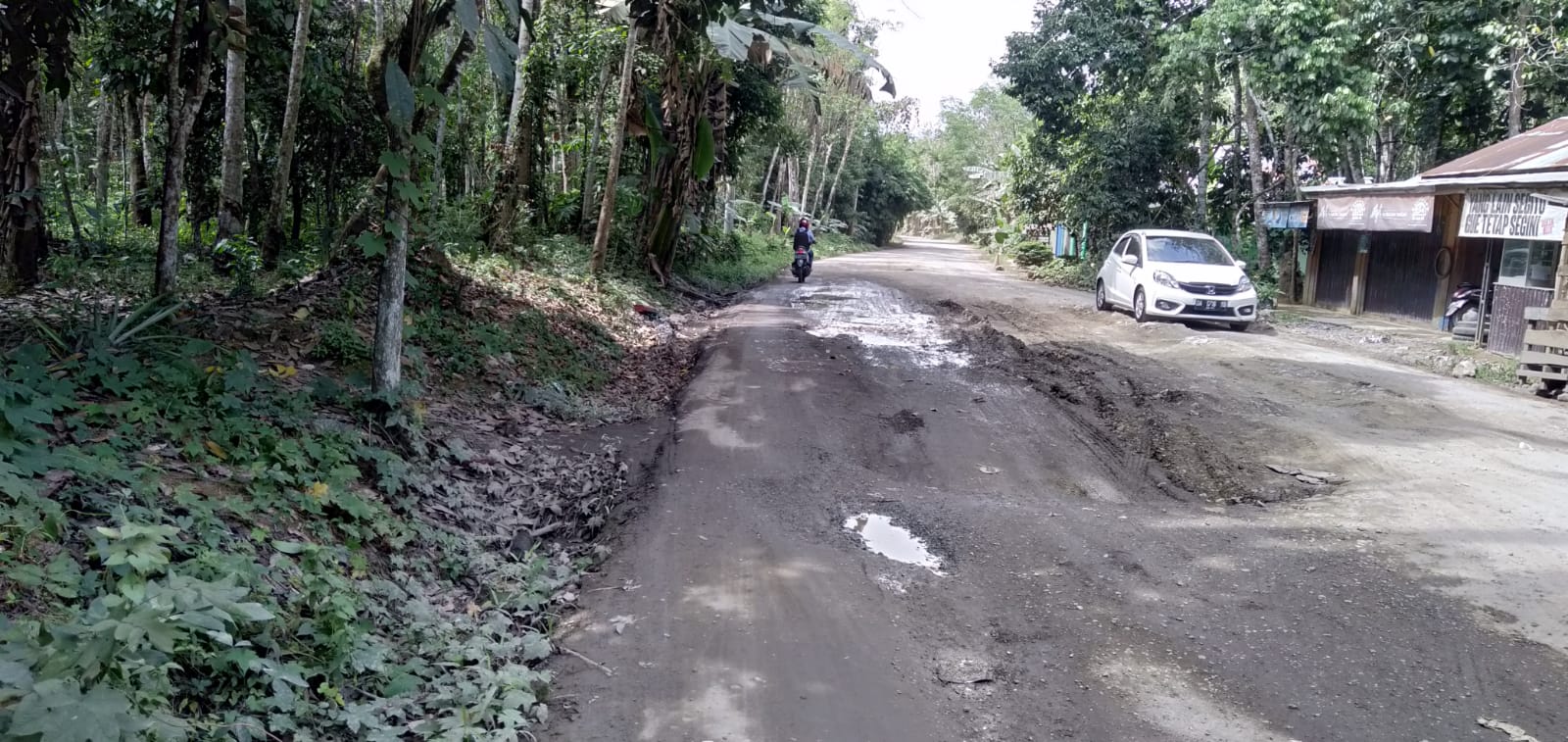 Pemerintah Kabupaten Balangan melalui Satuan Kerja Perangkat Daerah (SKPD) saat ini gencar- gencarnya pelaksanakan program pembangunan berbagai bidang, seperti yang dilaksanakan Dinas Pekerjaan Umum dan Perumahan Rakyat (PUPR) Balangan bidang bina marga. (Kalimantanlive.com/Kamil)