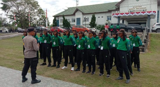 Pasukan Pengibar Bendera Pusaka (PASKIBRAKA) Balangan melakukan pelatihan untuk kelancaran pelaksanaan HUT RI ke 78 di Halaman Kantor Bupati Balangan. Senin (7/8/2023) (Kalimantanlive.com/Kamil)