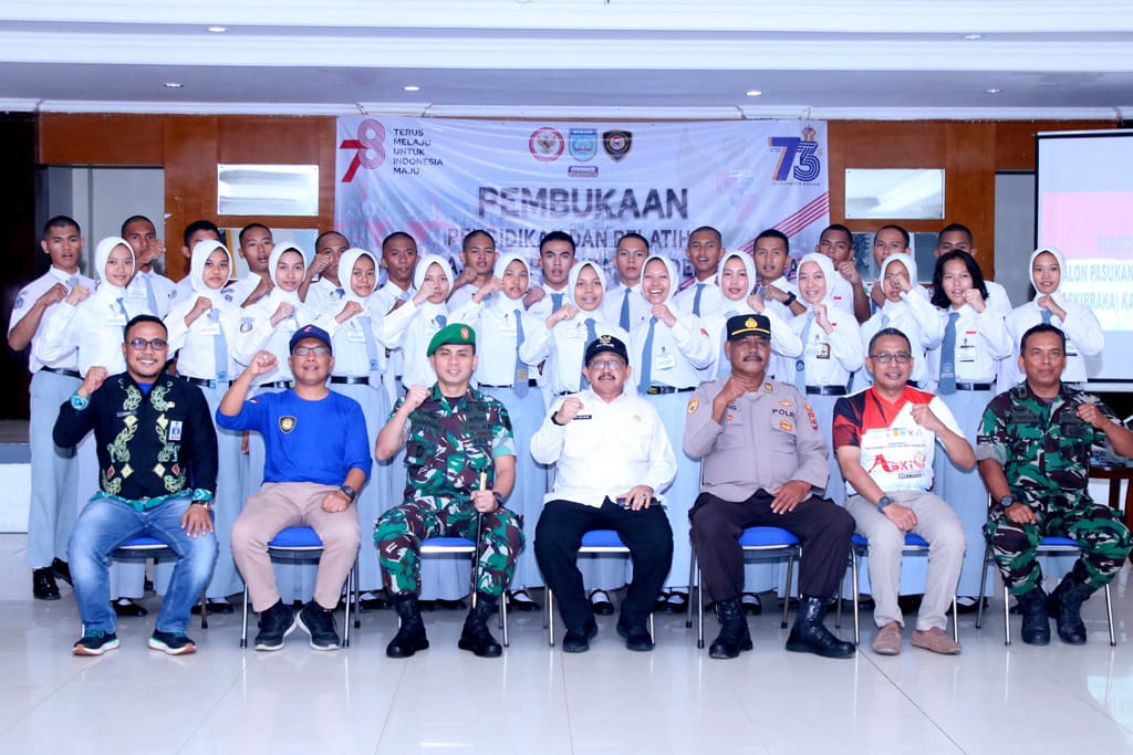 Sebanyak 27 calon yang tergabung dalam Pasukan Pengibar Bendera Pusaka Kabupaten Banjar tahun 2023, ikuti Pendidikan dan Pelatihan (Diklat) Paskibraka oleh Badan Kesatuan Bangsa dan Politik, di Guest House Sultan Sulaiman Martapura, Jumat (4/8/2023). (Kalimantalive.com)