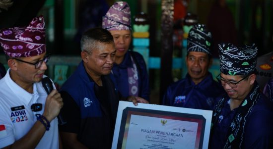 Menteri Pariwisata dan Ekonomi Kreatif (Kemenparekraf) RI, Sandiaga Salahuddin Uno datang ke Kota Banjarmasin, mengunjungi wisata religi di Desa Wisata Kuin Utara, Makam Sultan Suriansyah), Kota Banjarmasin, Kamis (3/8/23). (Kalimantanlive.com/Ilham)