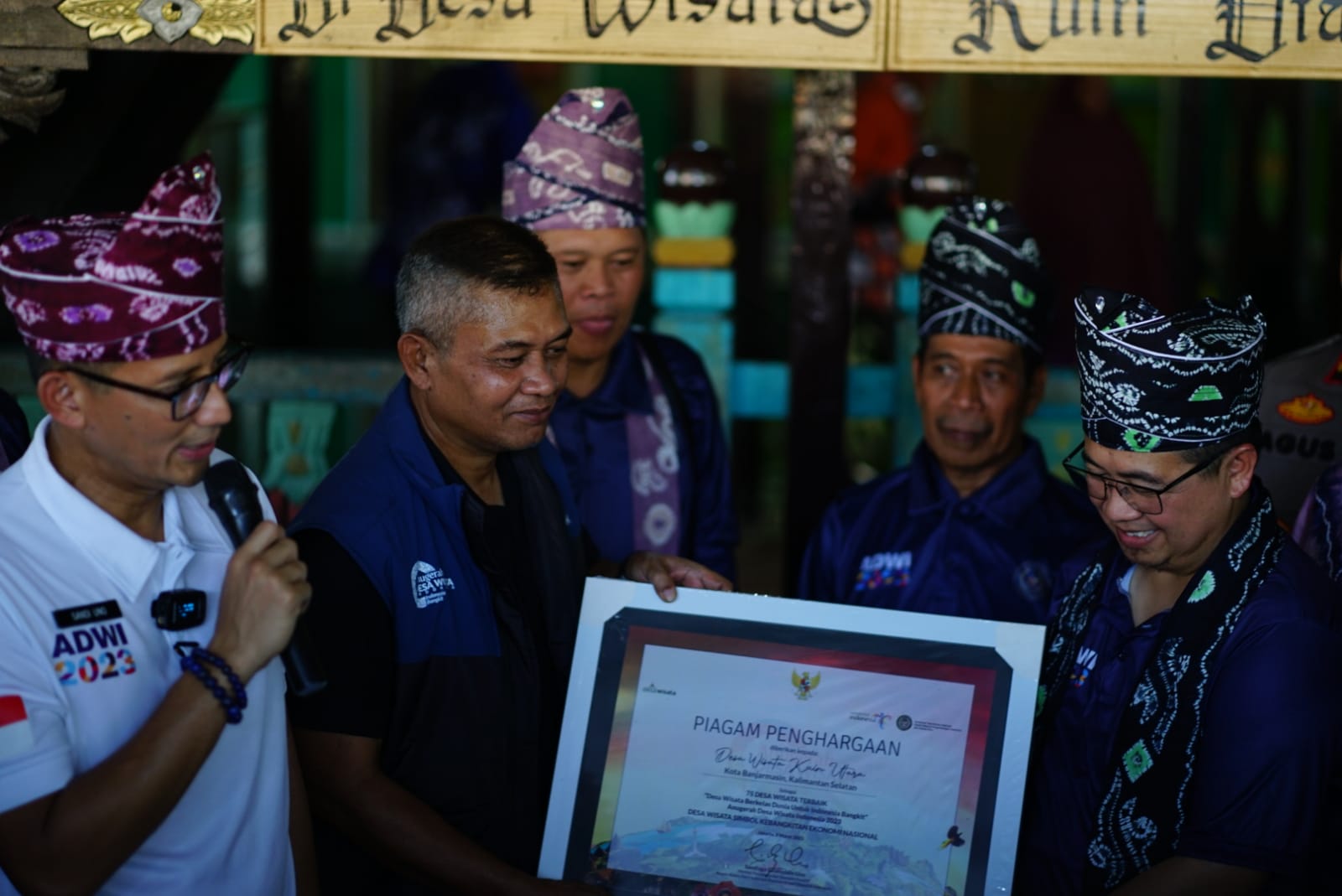 Menteri Pariwisata dan Ekonomi Kreatif (Kemenparekraf) RI, Sandiaga Salahuddin Uno datang ke Kota Banjarmasin, mengunjungi wisata religi di Desa Wisata Kuin Utara, Makam Sultan Suriansyah), Kota Banjarmasin, Kamis (3/8/23). (Kalimantanlive.com/Ilham)