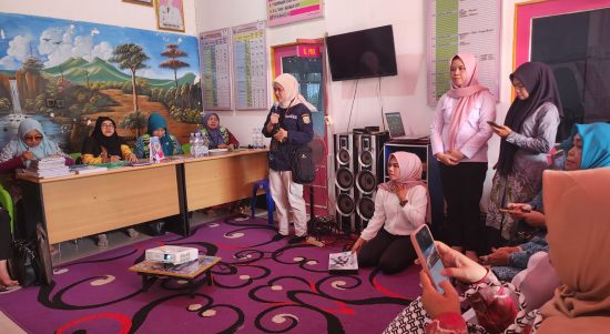Tim Penilai Lomba Posyandu dan Kader Posyandu Tingkat Provinsi Kalimantan Selatan Tahun 2023, melakukan Penilaian dan Pembinaan terhadap Posyandu yang ada di Kabupaten Kotabaru, di Kecamatan Pulau Laut Tengah Desa Sunggup Kanan pada Rabu, 9 Agustus 2023. (Kalimantanlive.com/Siti Rahmah)