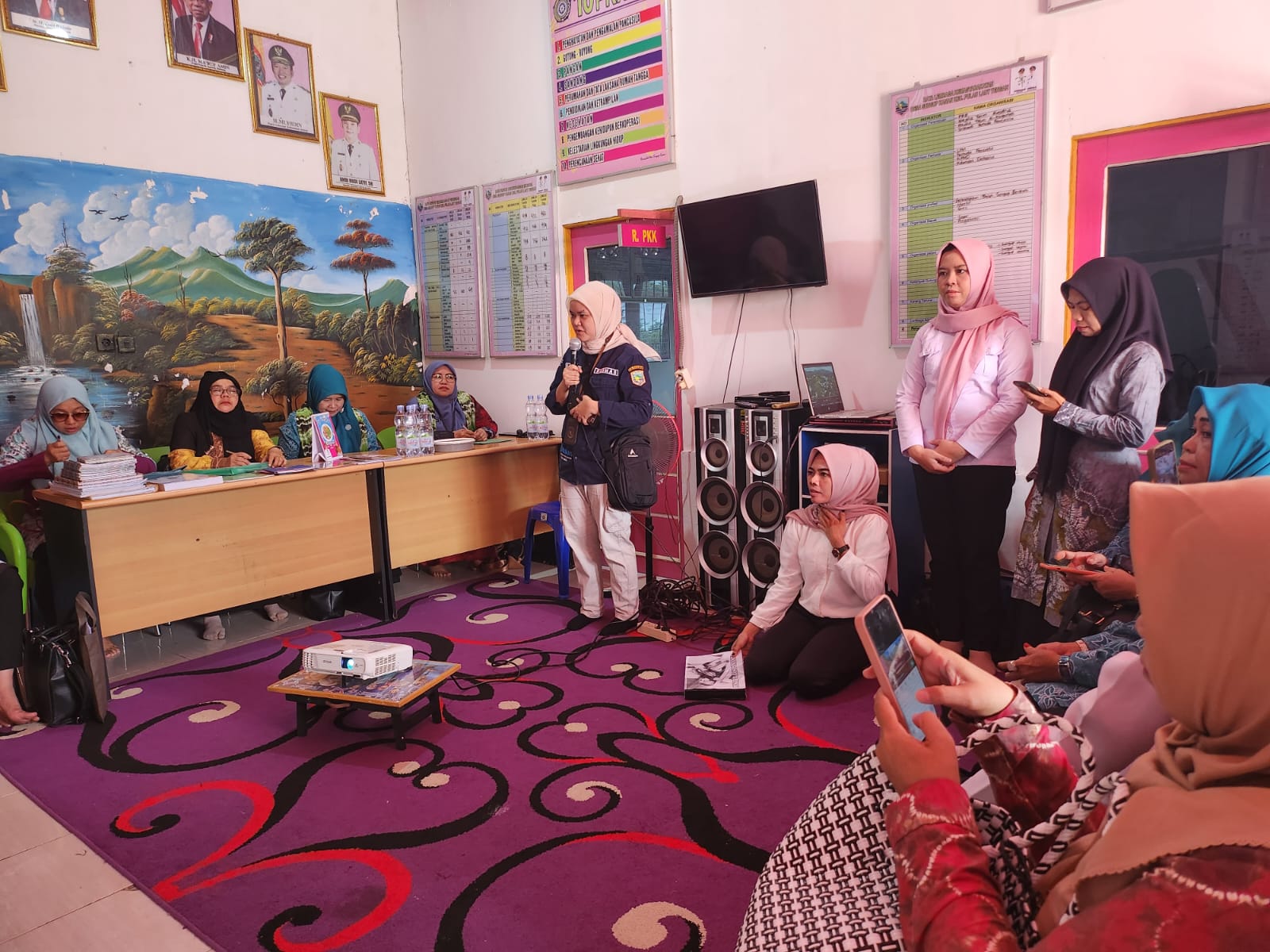 Tim Penilai Lomba Posyandu dan Kader Posyandu Tingkat Provinsi Kalimantan Selatan Tahun 2023, melakukan Penilaian dan Pembinaan terhadap Posyandu yang ada di Kabupaten Kotabaru, di Kecamatan Pulau Laut Tengah Desa Sunggup Kanan pada Rabu, 9 Agustus 2023. (Kalimantanlive.com/Siti Rahmah)