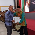 Bupati Tabalong, Anang Syakhfiani saat menyerahkan piagam dan bingkisan kepada salah satu PNS purna tugas (Kalimantanlive.com/ A Hidayat)