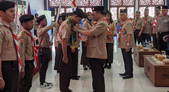 Bupati Tabalong, Anang Syakhfiani mengalungkan kain sasirangan kepada perwakilan peserta Rainas XII 2023 kontingen Tabalong (Kalimantanlive.com/ A Hidayat)