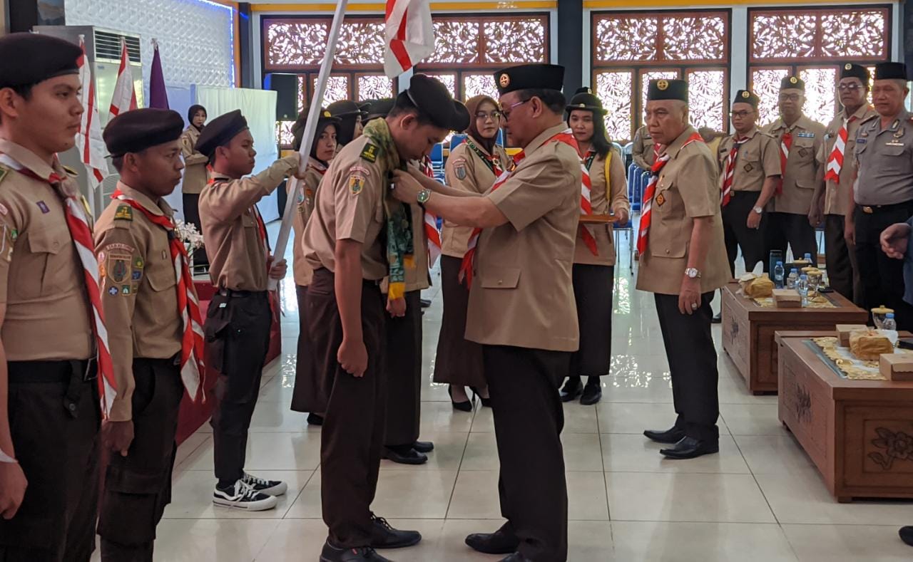 Bupati Tabalong, Anang Syakhfiani mengalungkan kain sasirangan kepada perwakilan peserta Rainas XII 2023 kontingen Tabalong (Kalimantanlive.com/ A Hidayat)