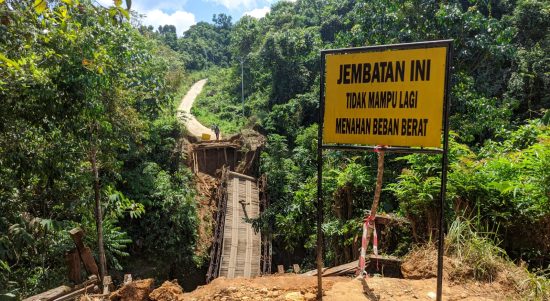 Rambu peringatan yang sudah dipasang tim PUPR Tabalong (Kalimantanlive.com/ A Hidayat)