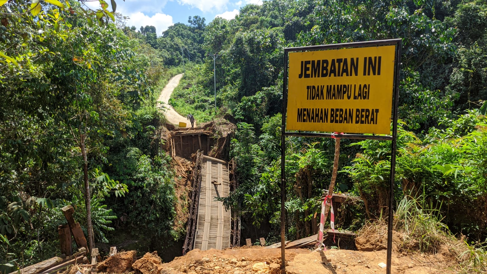 Rambu peringatan yang sudah dipasang tim PUPR Tabalong (Kalimantanlive.com/ A Hidayat)