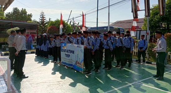 Para siswa dan siswi SMP IT Ashabul Kahfi Tabalong sambangi Rutan Tanjung (Humas Rutan Tanjung)