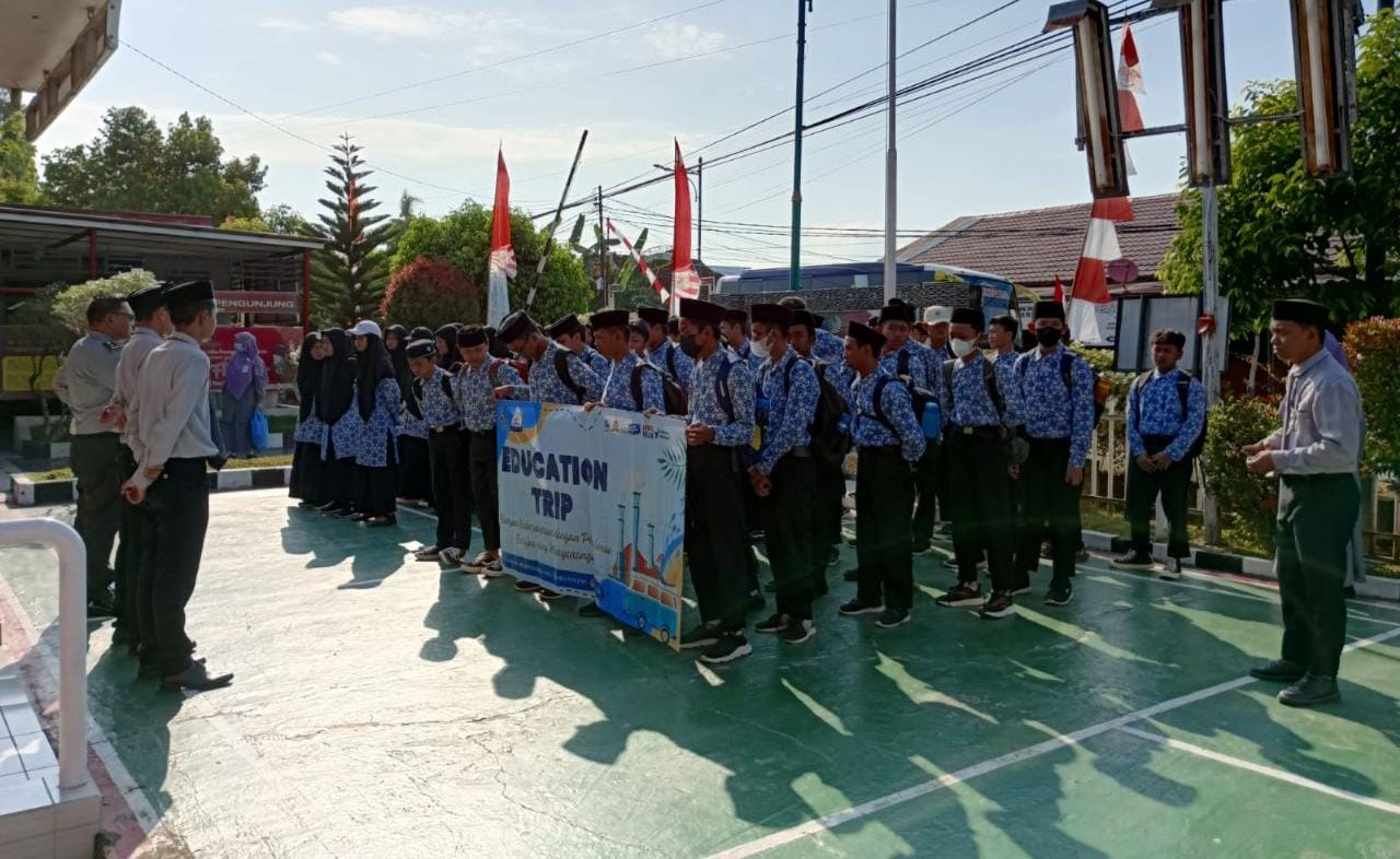 Para siswa dan siswi SMP IT Ashabul Kahfi Tabalong sambangi Rutan Tanjung (Humas Rutan Tanjung)