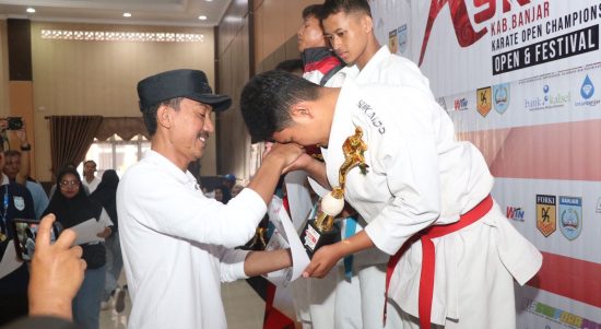 Bupati Banjar H Saidi Mansyur mengapresiasi Kejuaraan Karate Open Tournament Bupati Banjar Cup II dan ASKI Cup III tahun 2023, di Aula KH Kasyful Anwar, Indrasari Martapura, Jumat (4/8/2023) pagi. (Kalimantanlive.com)