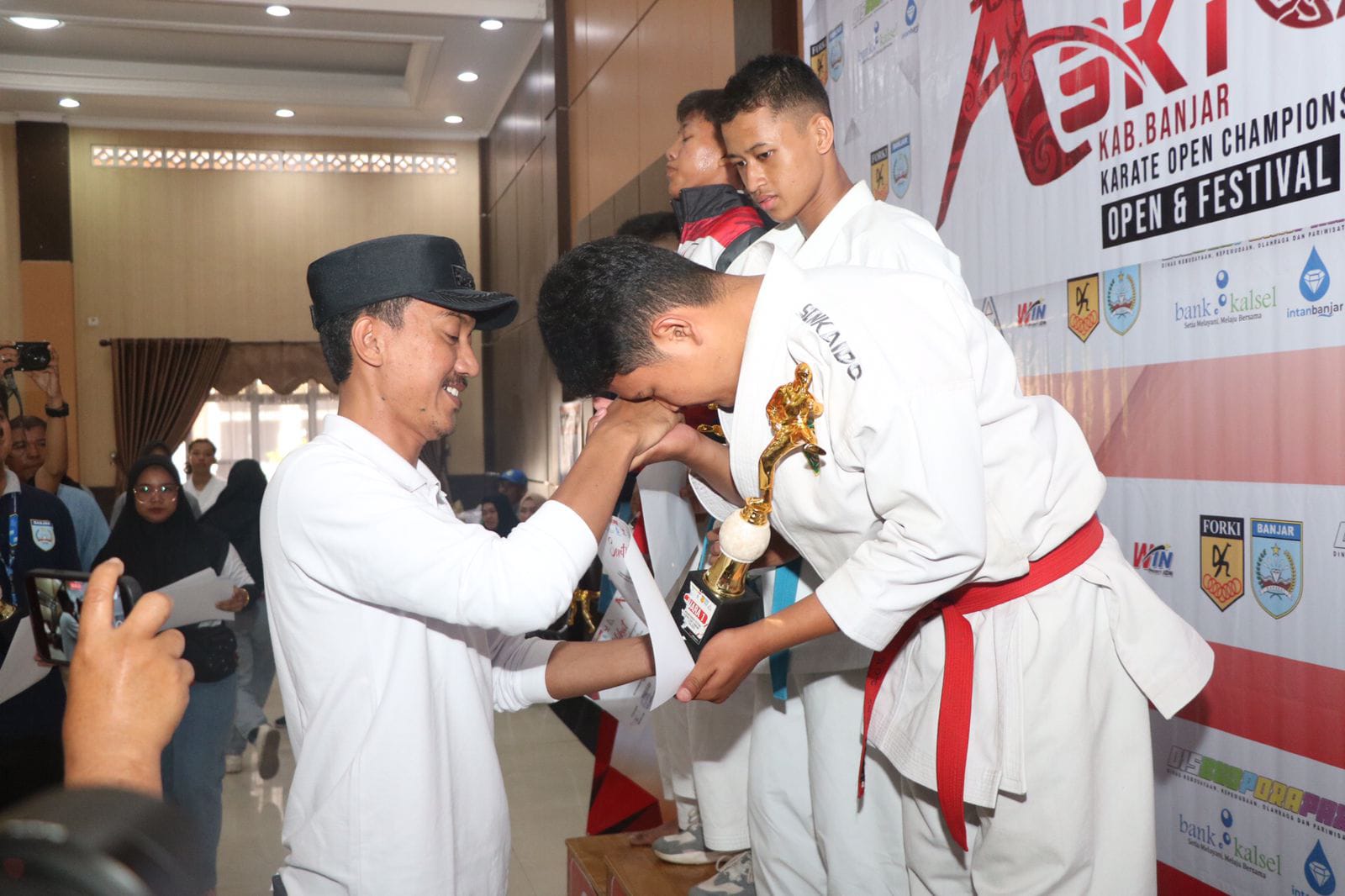 Bupati Banjar H Saidi Mansyur mengapresiasi Kejuaraan Karate Open Tournament Bupati Banjar Cup II dan ASKI Cup III tahun 2023, di Aula KH Kasyful Anwar, Indrasari Martapura, Jumat (4/8/2023) pagi. (Kalimantanlive.com)