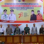 Badan Penanggulangan Bencana Daerah secara langsung menggelar sosialisasi Rapat Koordinasi Penaggulangan Bencana Kebakaran Hutan dan Lahan di Operation Room Sekretaria Daerah, Kamis ( 3/8/2023). (Kalimantanlive.com/Diskominfo).