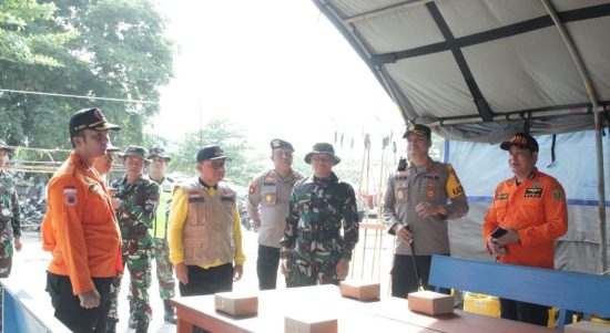 Bupati Tabalong, Anang Syakhfiani bersama Dandim dan Kapolres tinjau posko induk di Tanjung Expo Center (kodim 1008 tabalong)