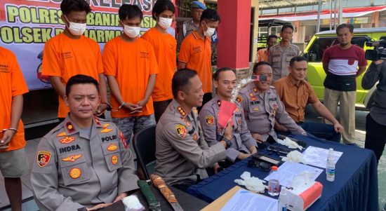 Kapolresta Banjarmasin, Kombes Pol Sabana Atmojo memimpin konferensi pers ungkap motif kasus pembunuhan di Jalan Veteran Banjarmasin, berlangsung di Halaman Mapolsek Banjarmasin Timur, Selasa (8/8/23) pagi. (Kalimantanlive.com/Ilham)