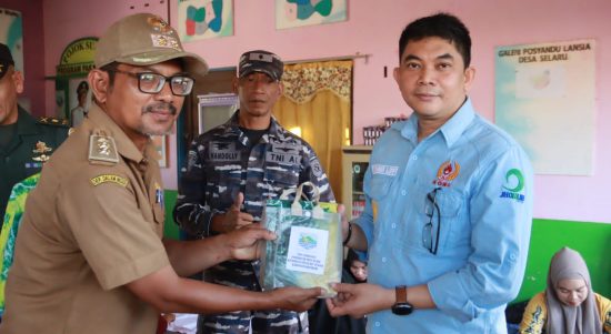 Wakil Bupati Kotabaru Andi Rudi Latif membuka secara resmi turnament volly ball sekecamatan pulau laut tengah Kabupaten Kotabaru yang dipusatkan di Desa Selaru. (Kalimantanlive.com/Diskominfo)