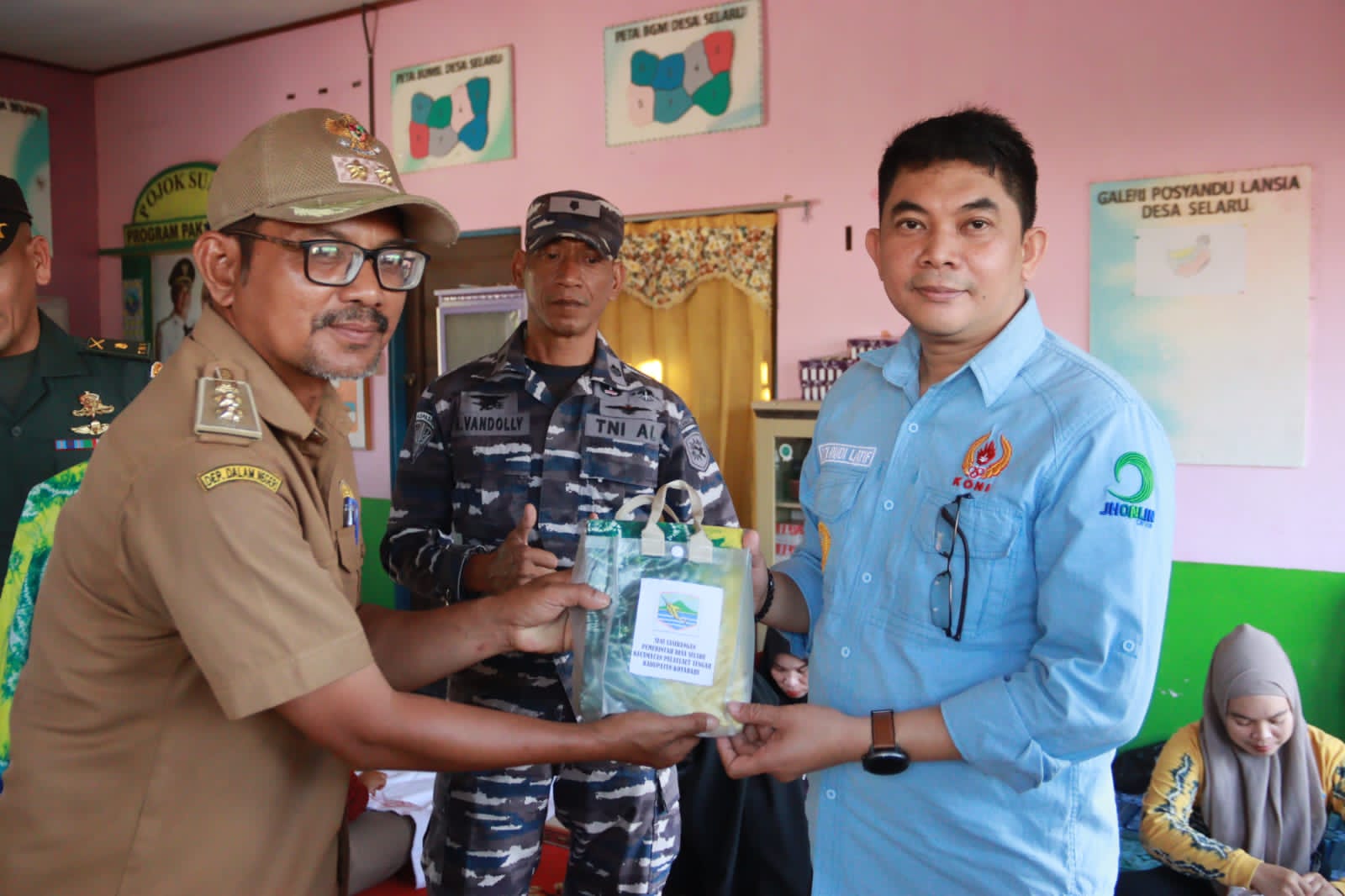 Wakil Bupati Kotabaru Andi Rudi Latif membuka secara resmi turnament volly ball sekecamatan pulau laut tengah Kabupaten Kotabaru yang dipusatkan di Desa Selaru. (Kalimantanlive.com/Diskominfo)