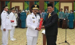 Gubenur Kalsel Sahbirin Noor melantik tiga penjabat bupati Tanah Laut, Tapin dan HSS. Paman Birin menyerahkan SK pengangkatan kepada Syamsir Rahman. (foto Adpim)