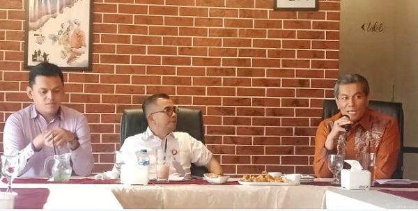 Kepala OJK Regional 9 Kalimantan Darmansyah, Direktur Pengawasan Lembaga Jasa Keuangan, Ahimsa, dan Kepala Sub Bagian EPK Andika Prassetia, di acara sharing session, Senin (1192023).