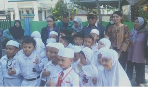 Ketua Komisi IV DPRD Kota Banjarmasin Saut Nathan Samosir meninjau Lingkungan Sekolah SDN Belitung 1 Jalan Pembangunan ,Banjarmasin Barat, Jumat (24112023). (Kalimantanlive.com Eep)