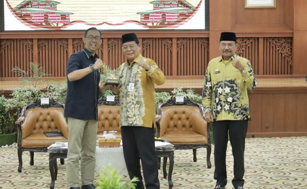 Ketua DPRD Kalsel H Supian HK hadiri Penyerahan Daftar Isian Pelaksanaan Anggaran (DIPA) dan Buku Alokasi Transfer ke Daerah (TKD) Tahun Anggaran 2024 di Aula H Idham Chalid, Banjarbaru, Jumat (01/12/2023) pagi. (Humas DPRD Kalsel)