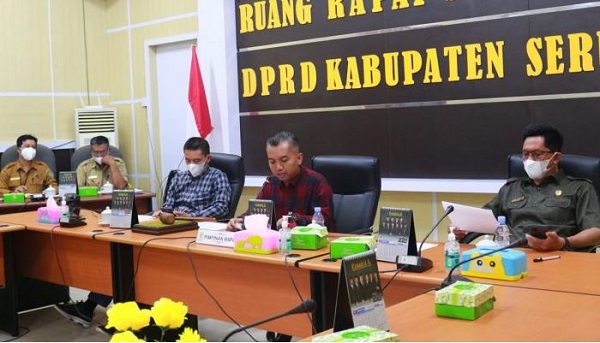 Ketua DPRD Seruyan Zuli Eko Prasetyo memimpin rapat paripurna DPRD Seruyan. (fot voice borneo)