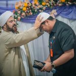 Wali Kota Banjarbaru, H. M. Aditya Mufti Ariffin saat menerima Cindera mata berupa Kopiah