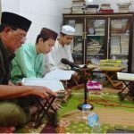 Gubernur Kalsel Sahbirin Noor atau Paman Birin ikut tadarusan di Musala Miftahul Chair Martapura, Senin (1832024) malam. (foto Adpim Mulyono)