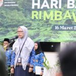 Kepala Dinas Kehutanan Kalsel Fathimatuzzahra memimpin Upacara Hari Bakti Rimbawan di halaman Dishub Kalsel Senin (1832024). (foto Adpim)