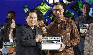 Menteri BUMN Erick Thohir menyerahkan penghargaan Best CEO of Communications kepada Direktur Utama PLN Darmawan Prasodjo. Humas PLN