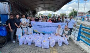 Penyerahan bantuan program Benderang Berkah Ramadan 1445 H secara simbolik dilakukan kepada Masyarakat Dhuafa di Desa Kemuning Kota Banjarbaru. (Humas PLN)