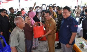 Pj Bupati Kapuas Erlin Hardi menyerahkan simbolis sembako kepada masyarakat, pada kegiatan Pasar Murah Pemprov di Kapuas, Selasa (1932024).