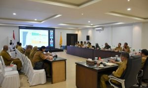 Pj Bupati Kapuas Erlin mengikuti Rapat Koordinasi (Rakor) mingguan terkait pengendalian inflasi 2024 secara virtual bersama Kemendagri, di Ruang Rapat Rujab Bupati Kapuas, Senin (522024).