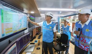 Direktur Utama PLN, Darmawan Prasodjo (kiri) didampingi Direktur Distribusi PLN, Adi Priyanto (tengah) dan GM PLN Unit Induk Distribusi Bali, I Wayan Udayana (kanan) ketika meninjau langsung pengamanan pasokan listrik untuk Konferensi Tingkat Tinggi World Water Forum (KTT WWF) ke- 10 di Bali, Minggu (19/5/2024). (Humas PLN)