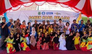 Pj Bupati Kapuas Erlin Hardi berfoto bersama pada kegiatan panen hasil belajar SD Negeri 2 Selat Utara dan SD Negeri 1 Palangkai, bertempat di halaman SD Negeri 2 Selat Utara, Jumat (16022024) pagi.