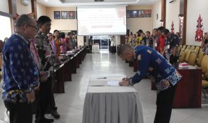 Sekretaris Daerah Kabupaten Kapuas Septedy menandatangani Komitmen bersama Satu Data Indonesia (SDI), bertempat di Aula Bappelitbangda Kapuas, Kamis (2222024)