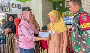 Srikandi PLN bersama YBM PLN UIP3B Kalimantan memberikan santunan kepada muslimah tangguh di Kelurahan Sungai Tiung, Kecamatan Cempaka, Kota Banjarbaru, Kalsel, Rabu (2442024). (Foto PLNUIP3B)