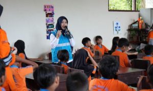 Srikandi PLN perkenalkan Energi Baru Terbarukan serta mengedukasi tentang manfaat dan bahaya listrik kepada generasi emas Indonesia di SDN 5 Bukit Tunggal, Palangkaraya, Jumat (1752024). (Humas PLN)