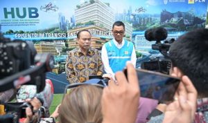 Menteri Kominfo Budi Arie Setiadi (kiri) bersama Dirut PLN Darmawan Prasodjo (kanan) saat memberikan keterangannya terkait pembangunan PLN Hub kepada para awak media di Ibu Kota Negara (IKN) Nusantara. Rabu, (562024)). (Humas PLN)