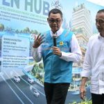 Presiden Joko Widodo mendengar pemaparan dari Direktur Utama PLN, Darmawan Prasodjo tentang pembangunan Integrated Renewable Energy Zone pertama dan terbesar di Tanah Air atau PLN Hub di Ibu Kota Negara (IKN) Nusantara, Rabu (562024). (Humas PLN)