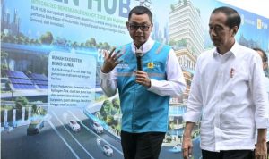 Presiden Joko Widodo mendengar pemaparan dari Direktur Utama PLN, Darmawan Prasodjo tentang pembangunan Integrated Renewable Energy Zone pertama dan terbesar di Tanah Air atau PLN Hub di Ibu Kota Negara (IKN) Nusantara, Rabu (562024). (Humas PLN) Presiden Joko Widodo mendengar pemaparan dari Direktur Utama PLN, Darmawan Prasodjo tentang pembangunan Integrated Renewable Energy Zone pertama dan terbesar di Tanah Air atau PLN Hub di Ibu Kota Negara (IKN) Nusantara, Rabu (562024). (Humas PLN)