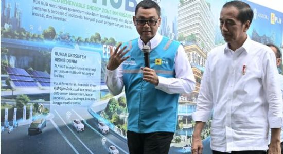 Presiden Joko Widodo mendengar pemaparan dari Direktur Utama PLN, Darmawan Prasodjo tentang pembangunan Integrated Renewable Energy Zone pertama dan terbesar di Tanah Air atau PLN Hub di Ibu Kota Negara (IKN) Nusantara, Rabu (562024). (Humas PLN)