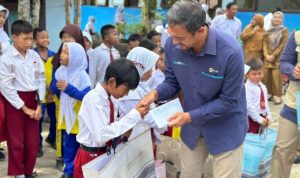Penyaluran bantuan perlengkapan sekolah dan santunan yang diwakilkan oleh Dhany Priatna, Manager Unit Pelaksana Transmisi (UPT) Balikpapan. (Humas PLN)